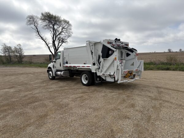 2025 INTERNATIONAL MV607 CURBTENDER QUANTUM MD 11 YD REAR LOADER - Image 2