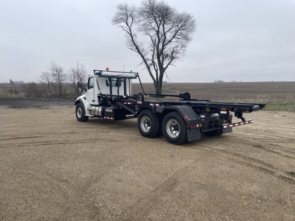 2025 PETERBILT 548 GALBREATH U5-OR-174 ROLLOFF TRUCK - Image 2