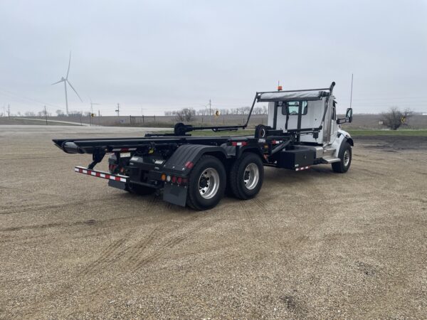 2025 PETERBILT 548 GALBREATH U5-OR-174 ROLLOFF TRUCK - Image 3