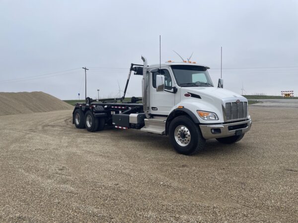 2025 PETERBILT 548 GALBREATH U5-OR-174 ROLLOFF TRUCK - Image 4