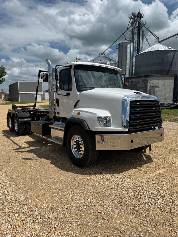 2026 FREIGHTLINER 114SD PLUS GALBREATH U5-OR-174 ROLLOFF TRUCK - Image 2
