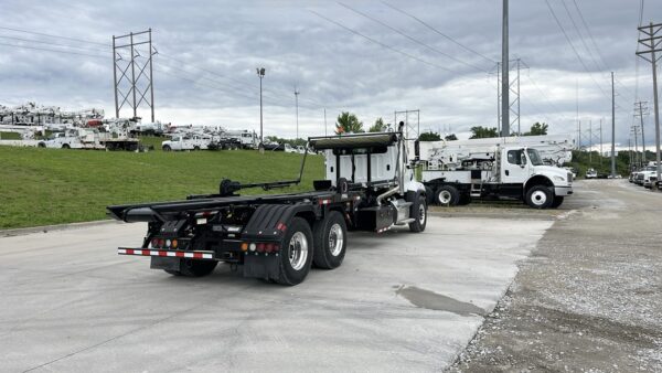 2026 FREIGHTLINER 114SD PLUS GALBREATH U5-OR-174 ROLLOFF TRUCK - Image 2