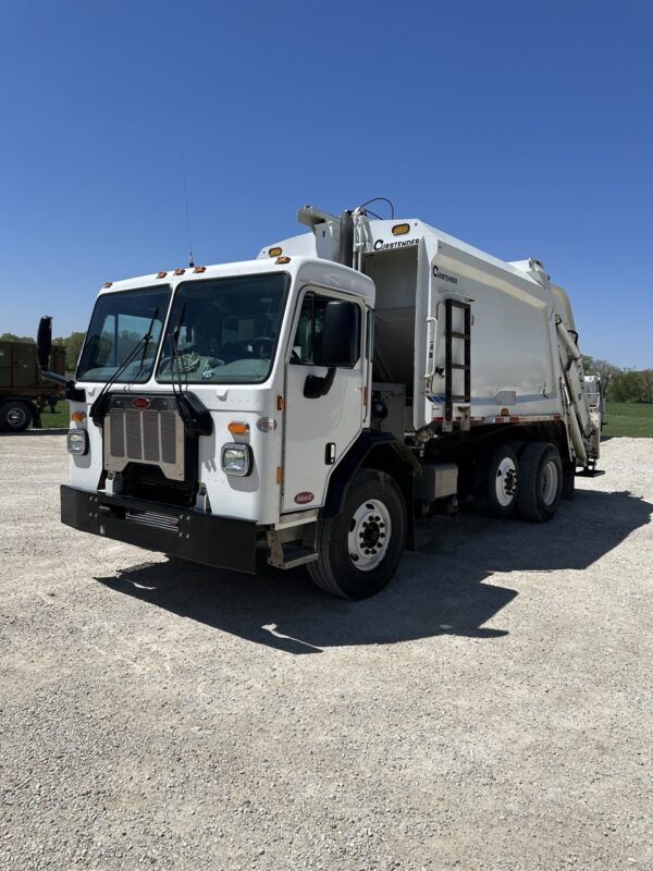 2019 PETERBILT 520 CABOVER CURBTENDER FURY 20 YD REAR LOADER - Image 2