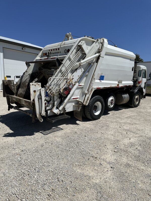 2019 PETERBILT 520 CABOVER CURBTENDER FURY 20 YD REAR LOADER - Image 3
