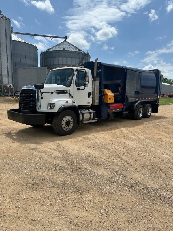 2015 FREIGHTLINER 108SD LABRIE DROP FRAME HELPING HAND 40/60 SPLIT BODY 37 CU YD AUTOMATED - Image 2