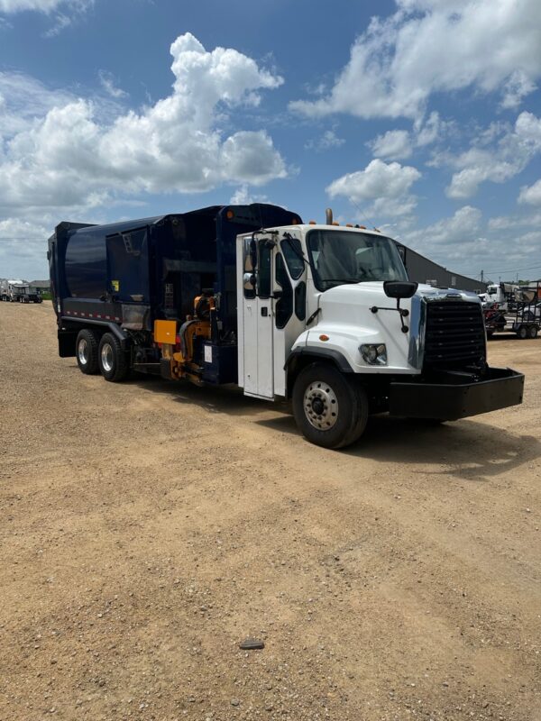 2015 FREIGHTLINER 108SD LABRIE DROP FRAME HELPING HAND 40/60 SPLIT BODY 37 CU YD AUTOMATED