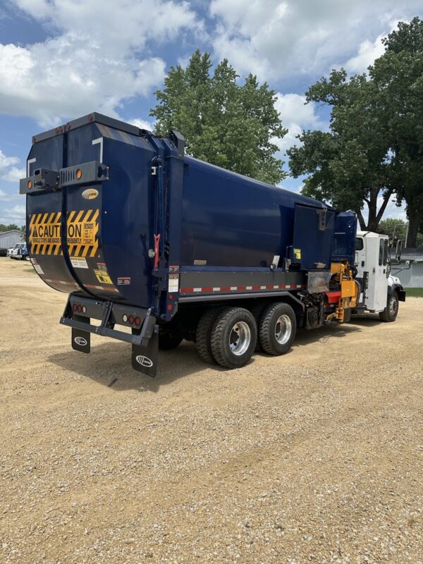 2015 FREIGHTLINER 108SD LABRIE DROP FRAME HELPING HAND 40/60 SPLIT BODY 37 CU YD AUTOMATED - Image 3
