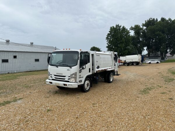 2019 ISUZU NRR CURBTENDER 8 YD REAR LOADER - Image 2