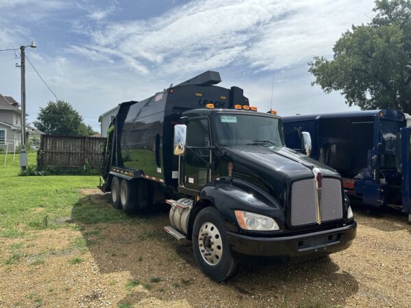 2020 KENWORTH T300 LEACH 2RIII 25 YD REAR LOADER - Image 2