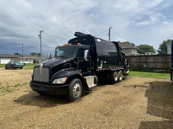 2020 KENWORTH T300 LEACH 2RIII 25 YD REAR LOADER