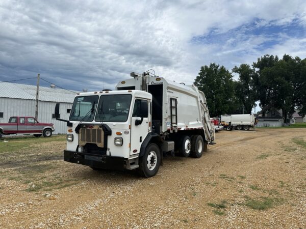 2019 PETERBILT 520 CURBTENDER FURY 20 YD REAR LOADER - Image 2