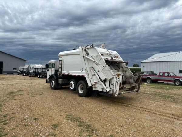 2019 PETERBILT 520 CURBTENDER FURY 20 YD REAR LOADER - Image 3