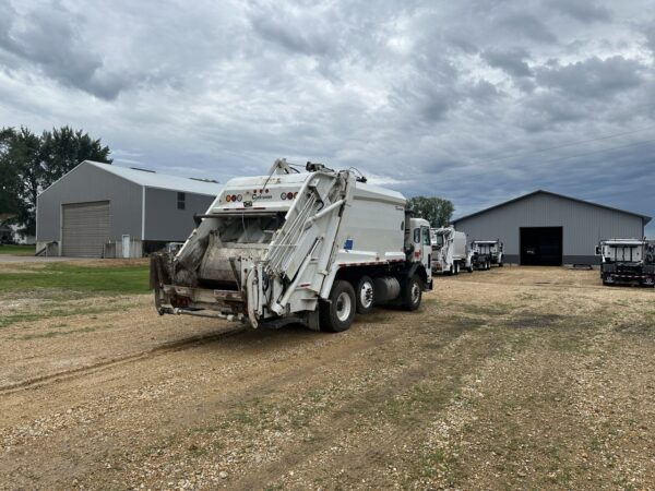 2019 PETERBILT 520 CURBTENDER FURY 20 YD REAR LOADER - Image 4