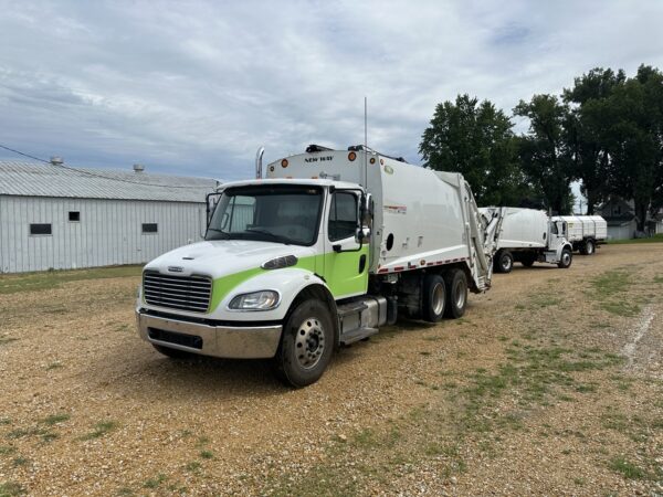 2014 FREIGHTLINER M2 NEW WAY COBRA 20 YD REAR LOADER - Image 2