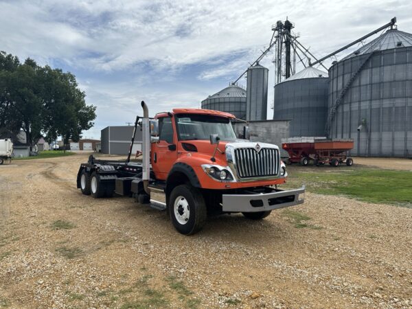2019 INTERNATIONAL HV613 GALBREATH U5-OR-174 ROLLOFF TRUCK - Image 2
