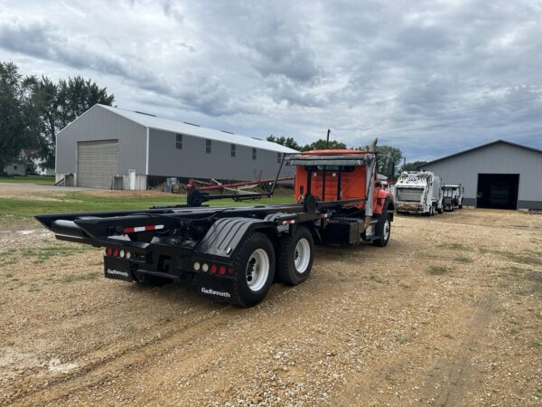 2019 INTERNATIONAL HV613 GALBREATH U5-OR-174 ROLLOFF TRUCK - Image 4