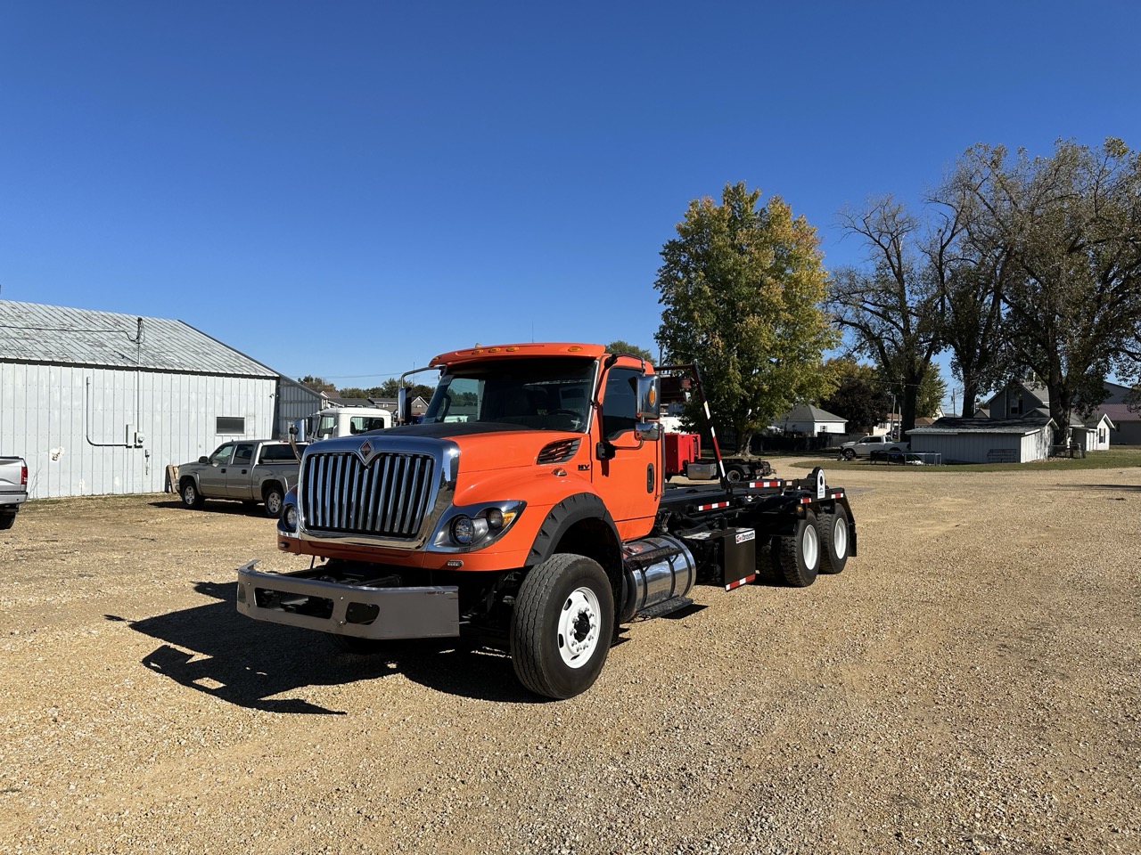 2019 INTERNATIONAL HV613 GALBREATH U5-OR-174 ROLLOFF TRUCK - Image 2