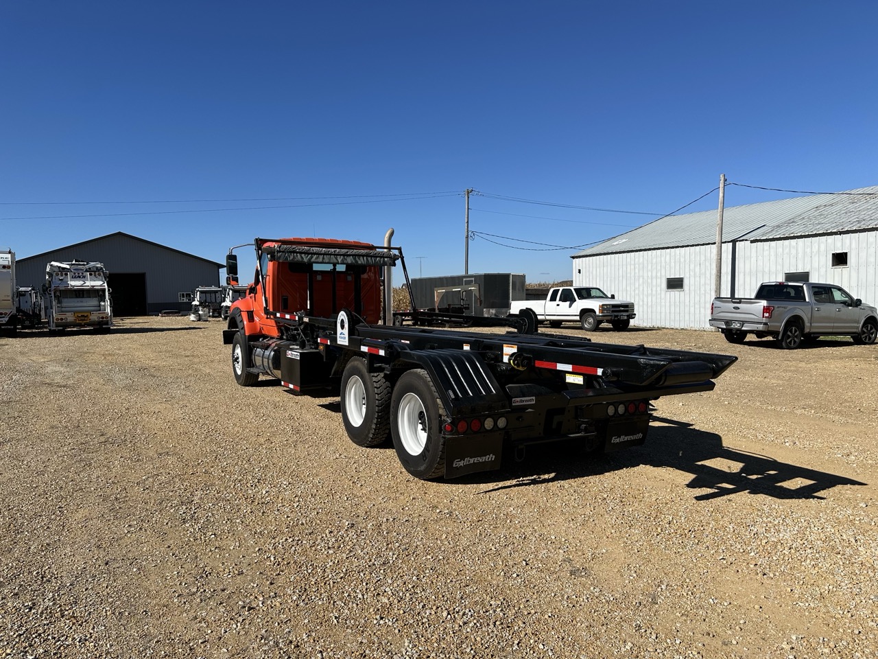2019 INTERNATIONAL HV613 GALBREATH U5-OR-174 ROLLOFF TRUCK - Image 3