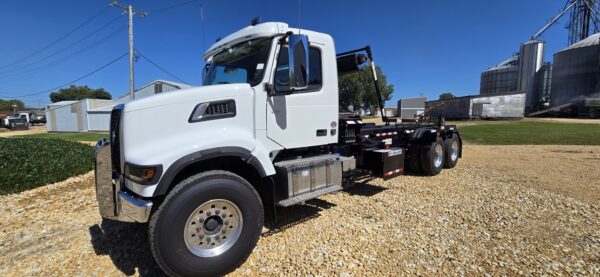 2025 VOLVO VHD64 GALBREATH U5-EX-174 EXTENDBALE TAIL ROLLOFF TRUCK - Image 2