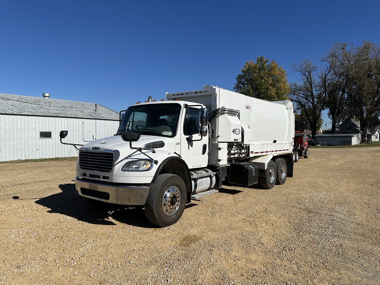 2019 FREIGHTLINER M2 LABRIE AUTOMIZER 31 YD AUTOMATED SIDE LOADER - Image 2