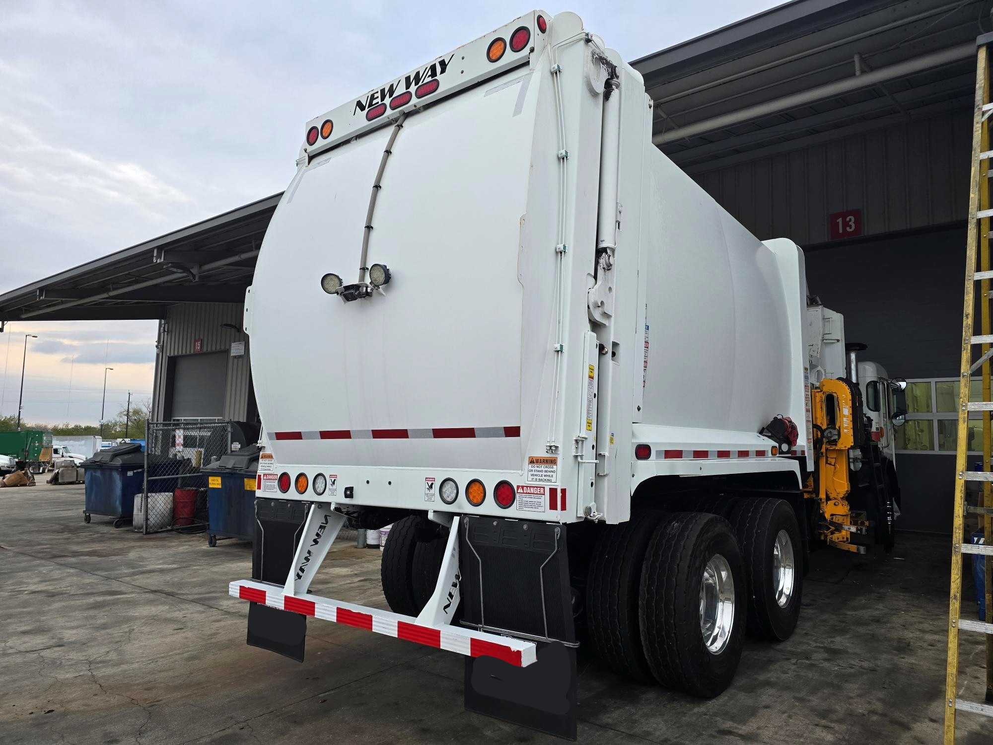 2022 PETERBILT 520 NEW WAY SIDEWINDER 29YD AUTOMATED SIDE LOADER - Image 2