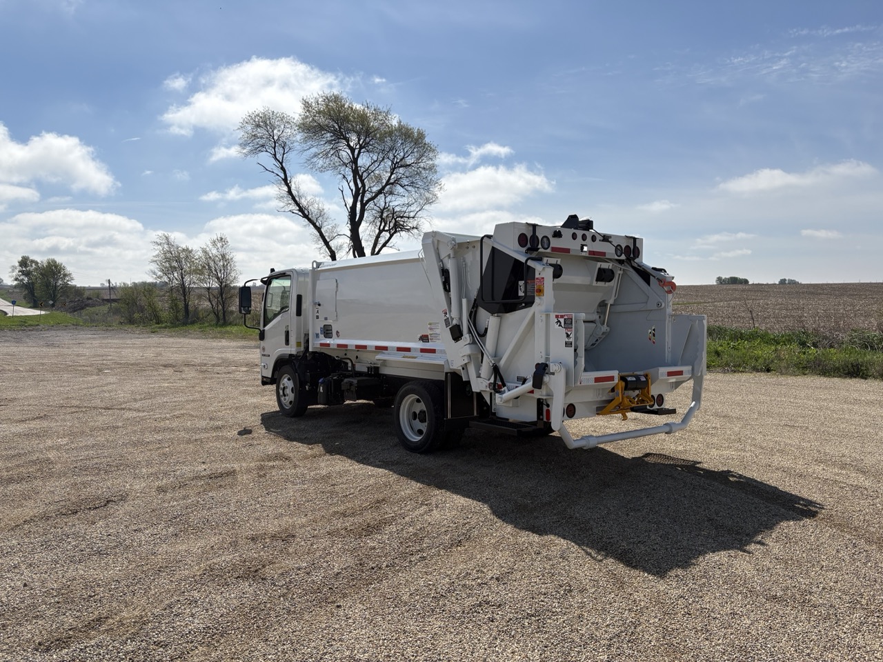 2026 ISUZU NRR CURBTENDER QUANTUM 8 YD REAR LOADER - Image 3