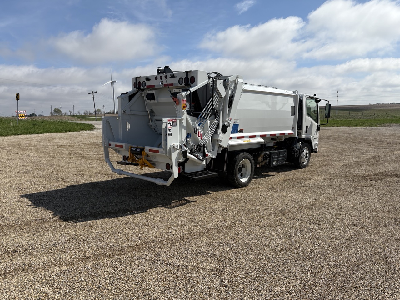 2026 ISUZU NRR CURBTENDER QUANTUM 8 YD REAR LOADER - Image 4