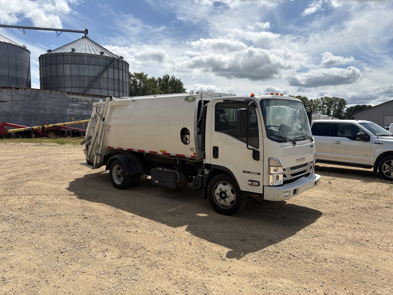 2023 ISUZU NRR NEW WAY DIAMONDBACK 8 YD REAR LOADER #23276G - Image 4